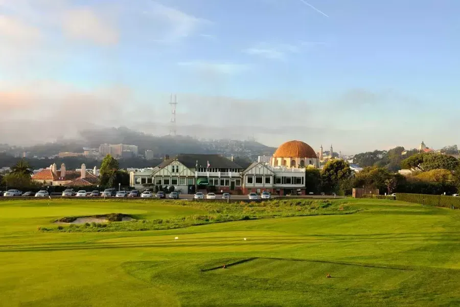 Die Grüns des Presidio Golf Course glänzen an einem sonnigen Tag in San Francisco.