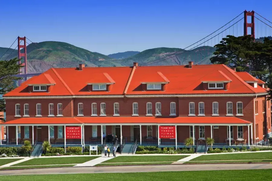 Le Walt Disney Family Museum, installé dans une rangée d'anciennes casernes en briques rouges, se dresse en face du Golden Gate Bridge. San Francisco, Californie.