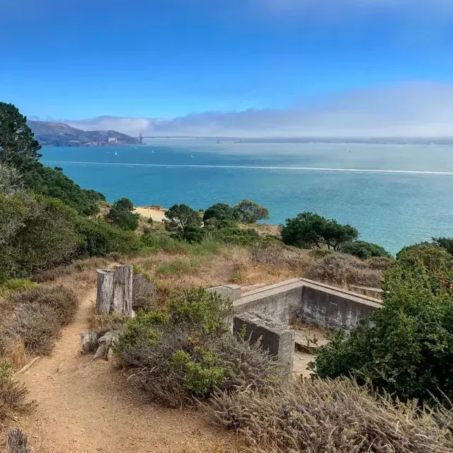 샌프란시스코 만과 Golden Gate Bridge 바라보는 앤젤 아일랜드 주립 공원의 캠핑장